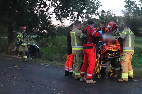 Wypadek We Wroc Awiu Luksusowe Porsche Roztrzaska O Si Na Drzewie