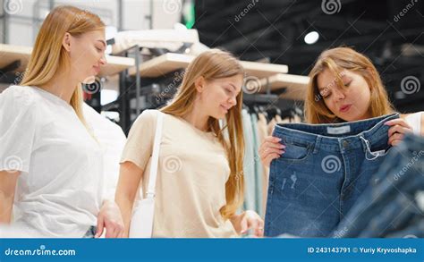 Mujeres Comprando Juntas Eligiendo Jeans En El Centro Comercial Almacen