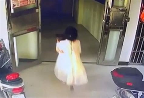 2岁女童被13岁女孩从17楼推下坠亡，警方通报：嫌疑人有智力障碍，已被控制都昌谭某某江西