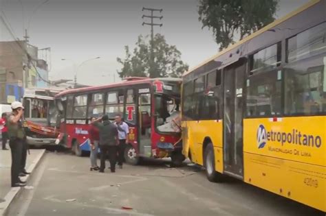 Al menos 12 heridos tras choque múltiple en avenida Túpac Amaru La Razón