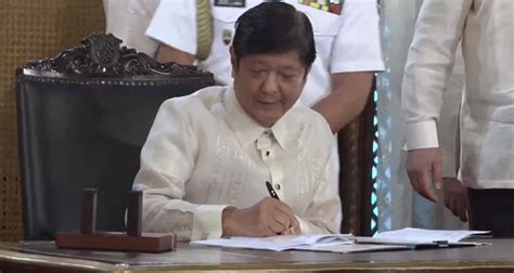 Pinoy Publiko Marcos Pinirmahan Ang EO Na Nagrereorganisa Sa PCO