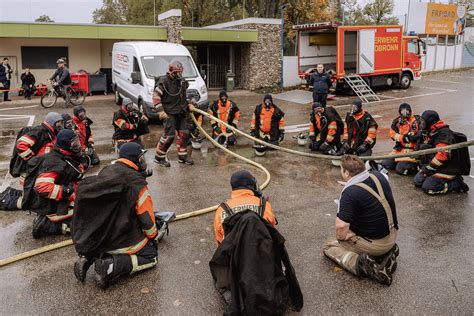 Feuerwehr Trainiert In Realbrandcontainer Freiwillige Feuerwehr Waldbronn