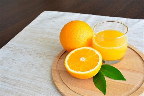 Suco De Laranja Fresco Em Vidro Frutas Laranja Em Fundo Bege Foto