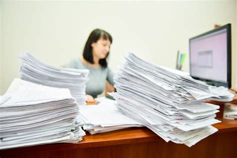 Бухгалтер женского работника с сериями печатных документов Стоковое ...