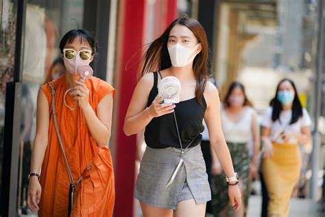 香港即時新聞 Am730 酷熱警告生效 預測天氣酷熱 下午驟雨