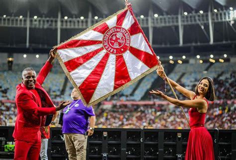 Mestre sala e porta bandeira do Salgueiro mostram mudanças corporais