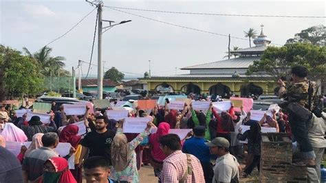 Momen Menegangkan Saat Kunjungan Menteri Bahlil Ke Rempang Dikepung