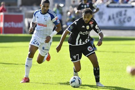 Ligue 1 Angers Sco Sofiane Boufal Et Pierrick Capelle Dans Le Groupe