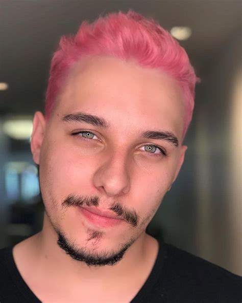 Cabelo Cor De Rosa Homem Testando Produtos Cosmeticos