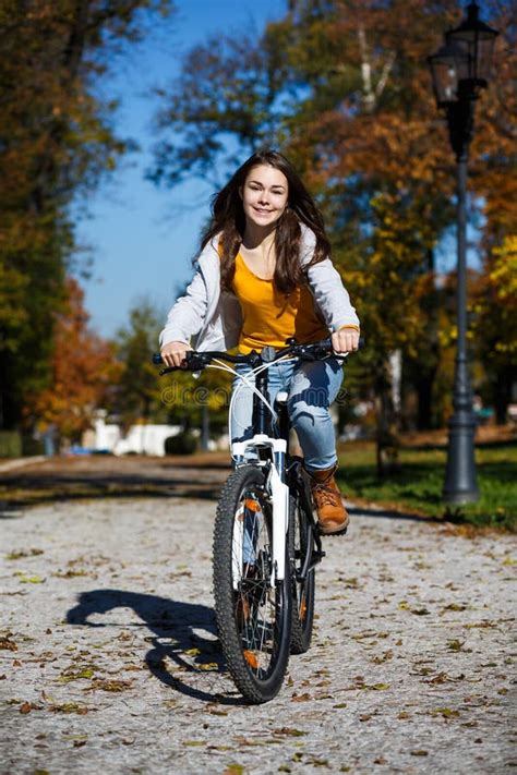 Miastowy Jechać Na Rowerze Nastoletnia Dziewczyna I Rower W Mieście