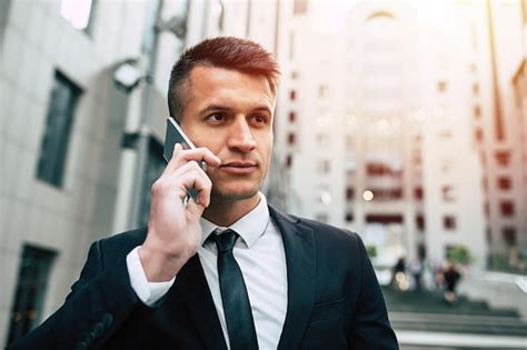 Apuesto Hombre De Negocios Alegre En Elegante Traje Negro Y Corbata