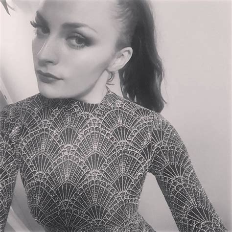 Sexy Looking Babe Porn Pic