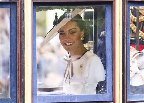 Kate Middleton Il Ritorno Dopo Mesi In Bianco E Sorridente Per Sua