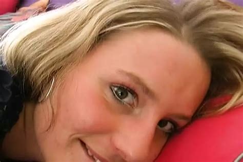 Sch Ne Deutsche Dame Stopft Einen Massiven Dildo In Ihre Nasse Muschi Xhamster