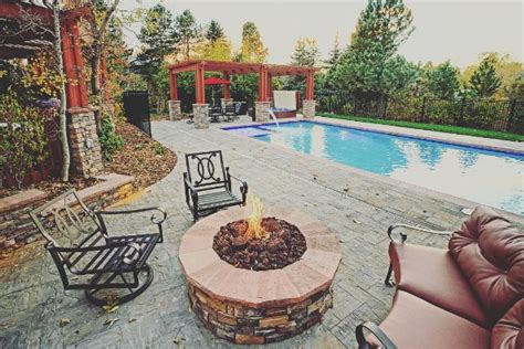 Gorgeous Decorating Ideas For Your Backyard Pool Deck | LIFESTYLE