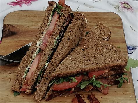 Sandwich Met Rucola Tomaat En Bacon Lekker Tafelen