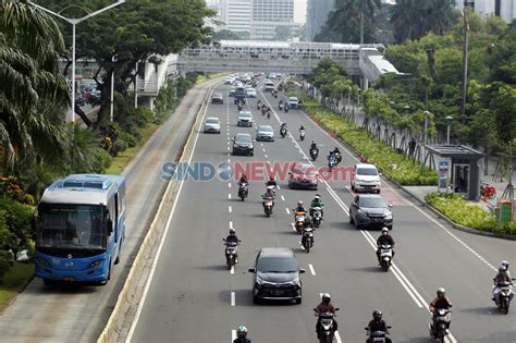 Foto Hari Pertama Psbb Total Jakarta Jalan Sudirman Lancar Di Jam Sibuk