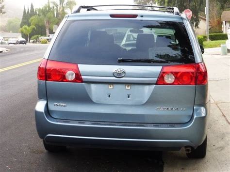 2006 Toyota sienna le standard features