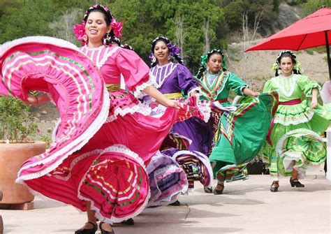 Mexican Folk Dancers | Vestidos de fiesta mexicanos, Vestidos tipicos de mexico, Trajes ...