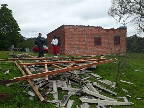 Temporal Deixa Casas Destelhadas Em Morro Redondo Jornal Tradi O