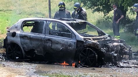 Auto Distrutta Dalle Fiamme A Lauriano Giallo Sulle Cause LE FOTO