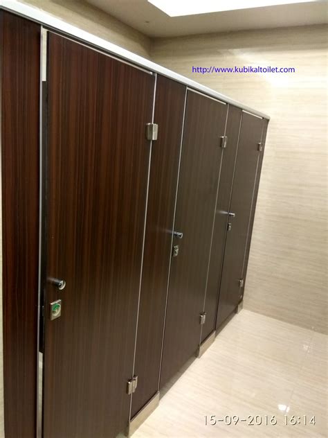 Partisi Toilet Phenolic Project Graha Bip Kav Jalan Jendral Gatot