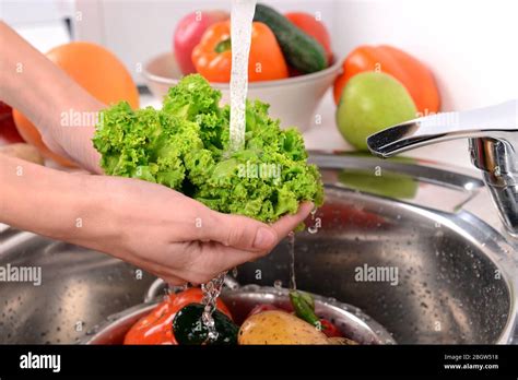 Lavando frutas fotografías e imágenes de alta resolución Alamy