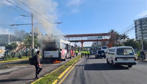 Un Conato De Incendio Obliga A Evacuar Una Unidad Del Troleb S En Quito