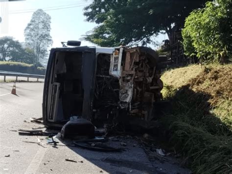 Motorista Morre Ap S Nibus Cair Em Ribanceira Jornal Bragan A