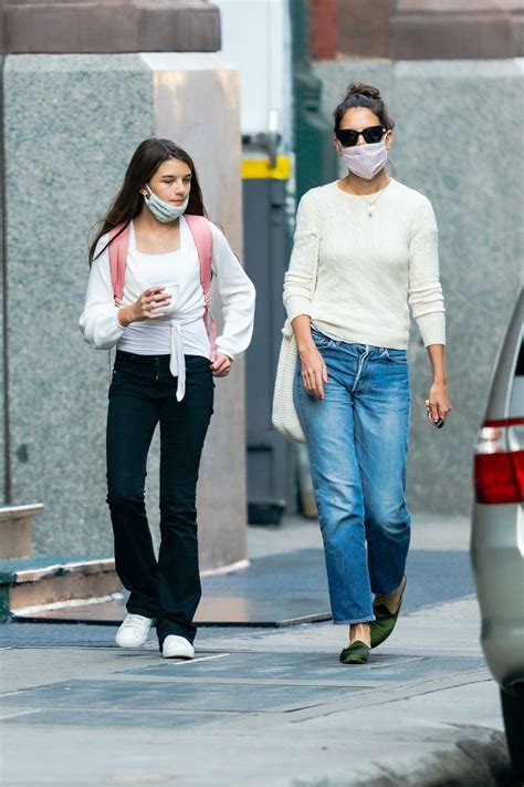 Suri, la hija de Katie Holmes, de 18 años, luce un vestido estampado