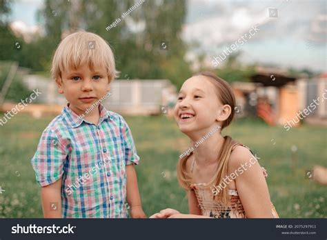 Fillette blonde yeux bleus infirmière jeu 637 images photos et images vectorielles de stock