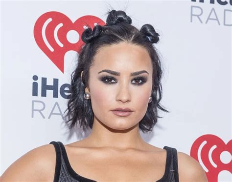 Demi Lovatos 22 Best Hair Moments Of All Time Hairstylecamp