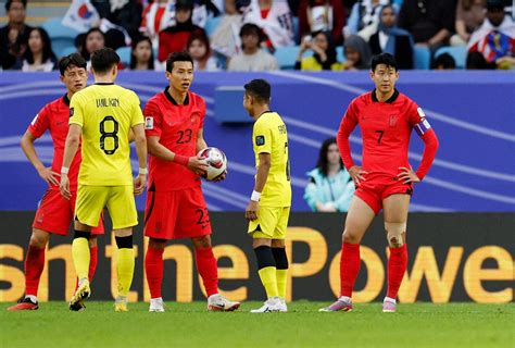 ＜アジア杯 韓国・マレーシア＞後半、逆転され落胆するfwソン・フンミン（右端）ら韓国代表イレブン（ロイター） ― スポニチ Sponichi