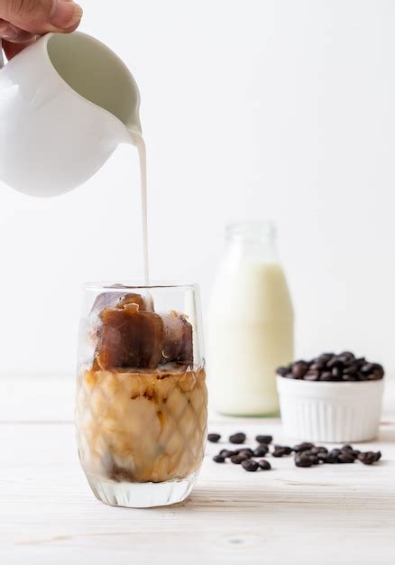 Kaffee Eiswürfel mit Milch Premium Foto