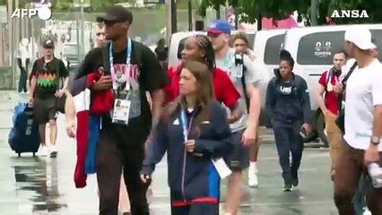 Parigi Gli Atleti Continuano Ad Arrivare Al Villaggio Olimpico