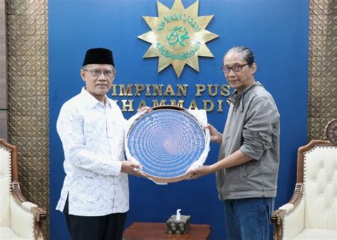 PP Muhammadiyah Terima Miniatur Kaligrafi Museum Muhammadiyah