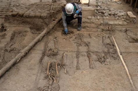 El Hallazgo De Un Cementerio Colonial Con Entierros En Per