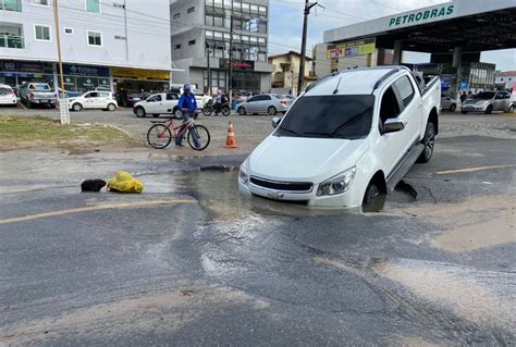 Carro fica preso em cratera após asfalto ceder em João Pessoa F5 Online