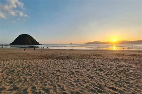 Review Pantai Pulau Merah Banyuwangi Harga Tiket Lokasi Dan Wahana