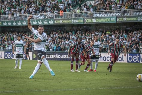 Fluminense abre 2 a 0 gols de Ganso mas tem André expulso e sofre