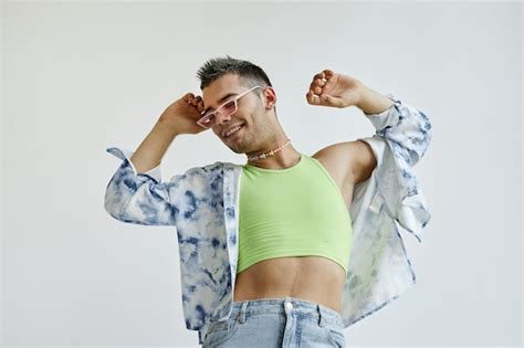 Candid Cintura Para Arriba Retrato De Joven Gay Bailando Contra El Fondo Blanco Foto Premium