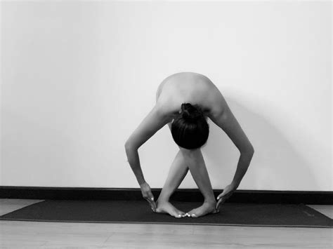Thanh Ngọc Đồng tiền xương máu tuổi 46 gợi cảm thích chụp Yoga nude