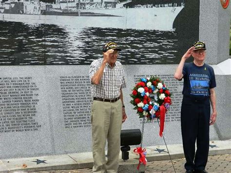 USS Indianapolis reunion | Survivors laying the wreath at the USS ...