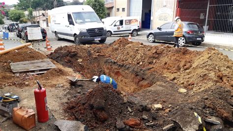 Obra de saneamento atinge rede de gás e provoca vazamento no bairro Sol