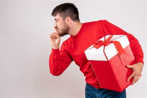 Vista Frontal Del Joven En Camisa Roja Con Regalo De Navidad En Caja En