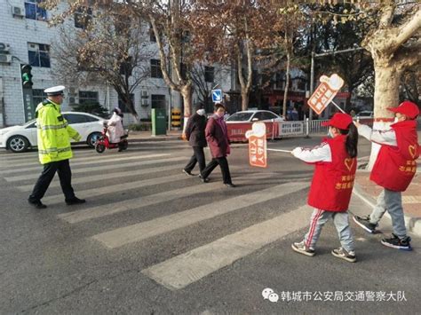 韩城公安交警携手学校开展文明交通劝导体验活动（图） 韩城政法 韩城政法网