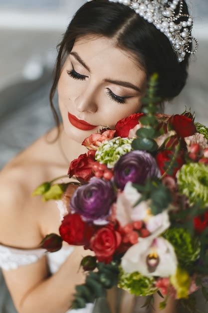Premium Photo Brunette Woman With Bouquet Of Flowers