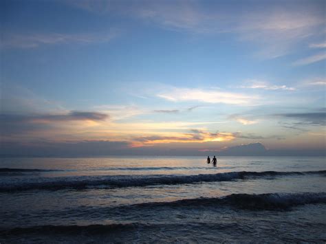 無料画像 ビーチ 風景 海岸 砂 海洋 地平線 シルエット 雲 空 日の出 日没 太陽光 朝 夜明け 夕暮れ