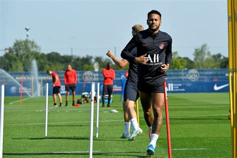 Neymar N O Relacionado Para O Jogo Deste Domingo Do Psg Futebol