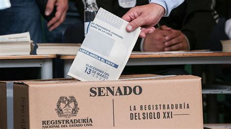 Los Colombianos Acuden A Las Urnas Para Elegir A Los Candidatos Que